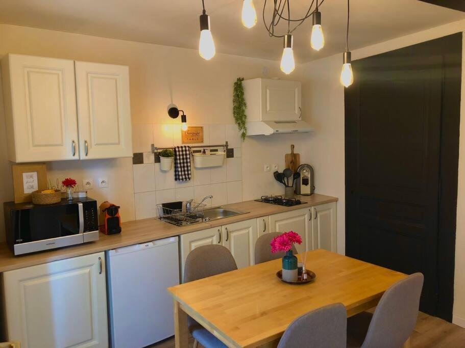 Charmant Logement & Terrasse Au Centre Historique Saint-Claude Ngoại thất bức ảnh
