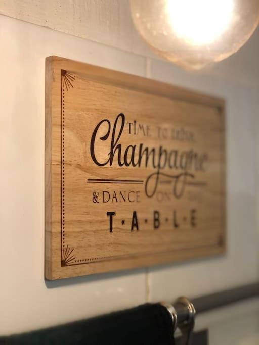 Charmant Logement & Terrasse Au Centre Historique Saint-Claude Ngoại thất bức ảnh