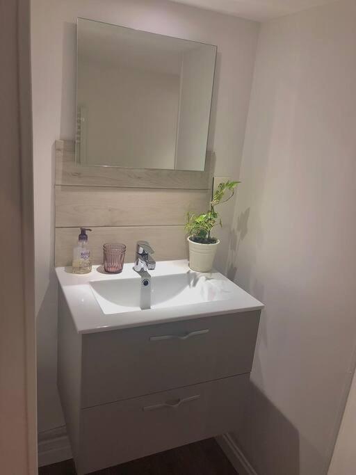 Charmant Logement & Terrasse Au Centre Historique Saint-Claude Ngoại thất bức ảnh
